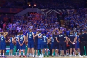 不離不棄！冰島球迷在主隊大敗后沒有離場 一起為冰島男籃高歌