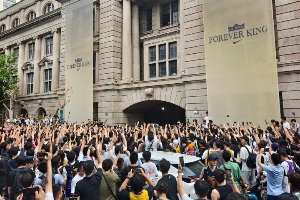 萬人空巷再現(xiàn)！詹姆斯中國行外灘活動現(xiàn)場門口已聚集無數(shù)球迷