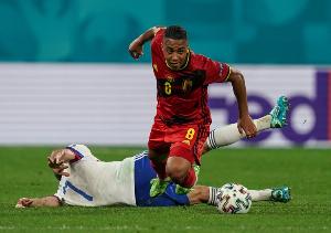 作為比利時隊長首發(fā)連續(xù)2場參與2球，蒂萊曼斯是有統(tǒng)計以來首人