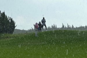 不懼風(fēng)雨！詹姆斯曬最近在上海冒著大雨打高爾夫：你能忍受雨水嗎