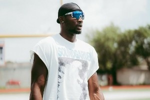 庫明加個人社媒曬照：赤膊訓(xùn)練揮汗如雨 秀潮男穿搭&豪車美食