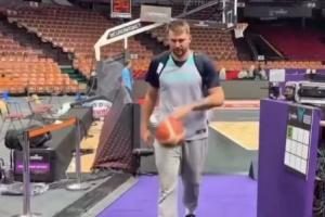 沒苦硬吃！隊(duì)友稱若東契奇在通道投進(jìn)三分 他做50個俯臥撐 77真進(jìn)