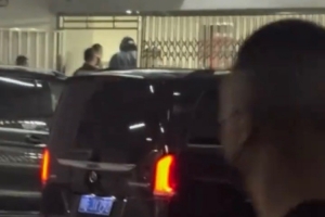 凌晨許球迷在成都機(jī)場出口歡迎詹姆斯 在酒店地下車庫看到詹姆斯