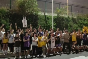 今晚不睡了！詹姆斯飛抵成都 大量球迷在機場外和酒店外堅定守候