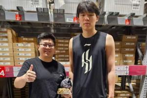 上半身壯了不少啊小楊！網(wǎng)友在波特蘭商場偶遇購物的楊瀚森