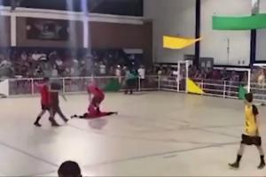 悲劇！巴西一五人制守門員用胸口撲點后倒地不起，最終不治身亡