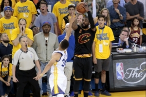 美記：歐文投進(jìn)NBA歷史著名關(guān)鍵球 他和追夢克萊入選名人堂無懸念