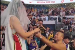 甜蜜暴擊！詹姆斯中國(guó)行現(xiàn)場(chǎng)驚現(xiàn)球迷求婚??