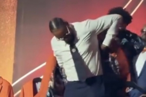 甜瓜兒子基揚(yáng)為父親穿上名人堂夾克！詹姆斯INS轉(zhuǎn)發(fā)慶祝