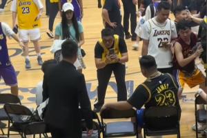 詹姆斯活動結(jié)束后 不少球迷圍坐在詹姆斯坐過的椅子旁拍照