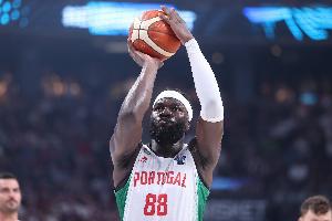 就靠你了！科塔首節(jié)5中2拿到6分3板2斷1帽 得分占全隊一半