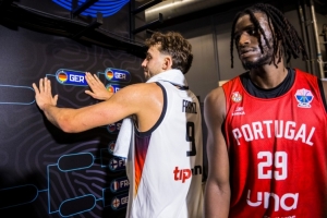 殺人誅心！瓦格納當(dāng)著葡萄牙球員的面在晉級欄貼下德國貼紙！