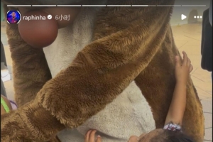 拉菲尼亞痛批迪士尼：為何白人孩子都得到了擁抱，而我的兒子沒有