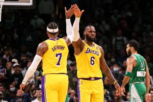 安東尼“敦促”老詹：你打的時間夠長了 該休息一下到我這邊來了