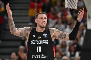 守護禁區(qū)！泰斯首節(jié)3中1拿到2分4板1助