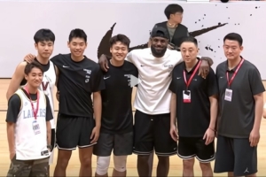 國腳韋世豪參加詹姆斯中國行與老詹&眾國手合影 網(wǎng)友：像個(gè)小手辦