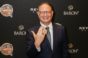 終于拿到戒指！Woj走上名人堂紅毯 領(lǐng)取Curt Gowdy新聞工作獎(jiǎng)戒指