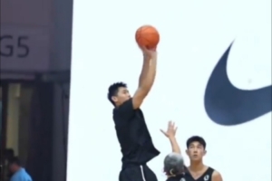 期待新賽季表現(xiàn)！崔永熙在商業(yè)活動(dòng)中展示翻身后仰跳投