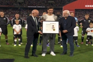 德國隊(duì)賽前為胡梅爾斯辦致敬儀式：外腳背先生，感謝你的一切