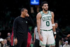 后場(chǎng)防守成漏洞&內(nèi)線無(wú)人可用 馬祖拉將如何應(yīng)對(duì)塔特姆的缺陣？