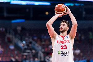 身手全能！申京半場(chǎng)7中3拿到10分6板6助2斷 罰球5中4