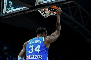 沖擊力十足！字母哥半場(chǎng)9中6貢獻(xiàn)15分2板2斷 罰球5中3