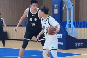 徐中鋒間的對決！徐杰背身單打徐昕 然后以后撤步中投命中