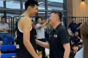 冰釋前嫌！徐昕和杜鋒指導(dǎo)相談甚歡 相互握手致意