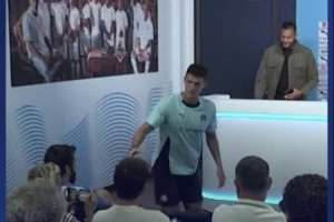 有禮貌??在新聞發(fā)布會(huì)之前，帕瓦爾與現(xiàn)場(chǎng)所有記者握手