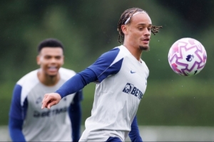 英媒談西蒙斯首訓(xùn)：自信指揮、技術(shù)精湛，已展現(xiàn)機(jī)會(huì)創(chuàng)造者的才能