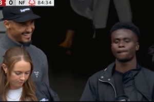 今日趣圖：赫伊森竟敢向裁判比“耶”？紅牌罰下不冤！