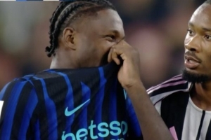 米體：圖拉姆在國米被絕殺后疑似和弟弟聊天竊笑，引國米球迷不滿