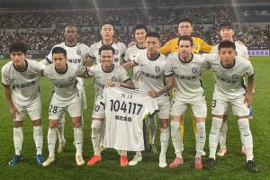 緬懷離世球迷，武漢三鎮(zhèn)球員手持印有號(hào)碼“104117”的球衣入場(chǎng)