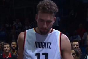 兄弟情深！小瓦賽后身穿哥哥大瓦的球衣參加頒獎典禮！