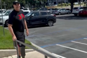 此前因糖尿病截肢！“球爹”拉瓦爾-鮑爾首次使用假肢走路