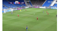 蔚山后場出球送禮，羅慕洛禁區(qū)大空位不停球直接射門踢偏