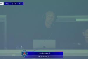 ??又來？恩里克在看臺(tái)頭戴耳機(jī)指揮巴黎，此前法甲就有類似情況