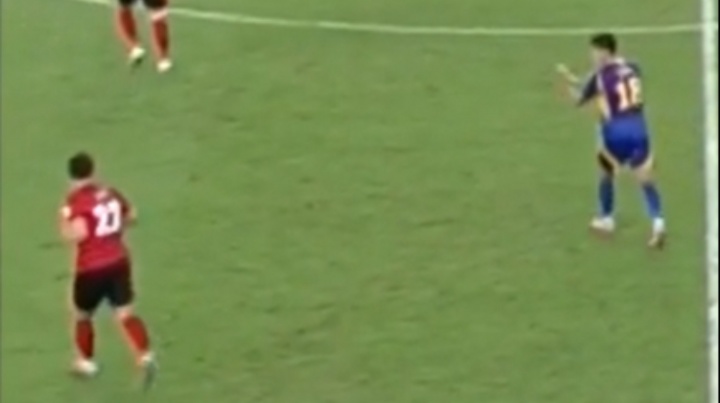 嘲諷拉滿??蓉城中衛(wèi)李揚(yáng)后場任意球大力踢出邊線 對手點(diǎn)贊+鼓掌