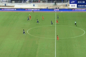 差點(diǎn)3-0！阿奇姆彭門(mén)前絕佳良機(jī)踢飛，隊(duì)友蹲地惋惜