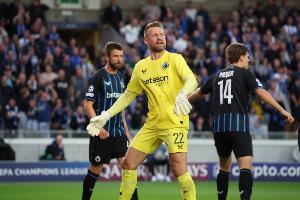 19分鐘送點+撲點+傷退！37歲米尼奧萊撲點后朝裁判慶祝，吃到黃牌