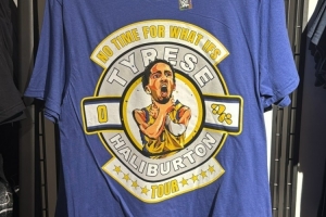 啥時(shí)候再打一場(chǎng)？哈利伯頓社媒曬照 WWE推出哈利鎖喉周邊T恤