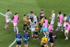 未來(lái)切爾西隊(duì)友昆代和薩特帕耶夫歐冠賽后進(jìn)行問(wèn)候，后者贈(zèng)送球衣