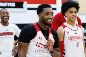 熟悉的球館！米切爾重返母校路易斯維爾大學(xué)與校隊(duì)學(xué)弟們合練