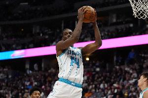 名記：黃蜂目前16名正式合同球員 迪亞巴特?zé)o保障 球隊(duì)打算留下他