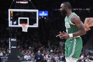 比爾-西蒙斯：布朗下賽季將場均32分 他多4次出手就拿30分了