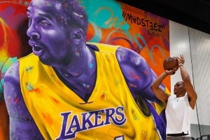 未來(lái)在哪兒？威少近期訓(xùn)練照曝光 身旁科比與喬丹的背景墻矚目