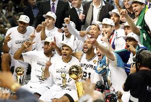 小卡2014年獲得FMVP后 卡舅開(kāi)始對(duì)其商業(yè)價(jià)值產(chǎn)生興趣并開(kāi)始發(fā)力