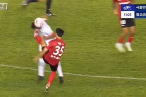 差點一次防守兩張紅牌！彭欣力抬腳過高踢到對手面部，吃到黃牌