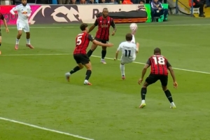 半場(chǎng)-利茲聯(lián)暫1-1伯恩茅斯 塞梅尼奧任意球貼地?cái)亓_登頭球扳平