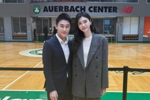 凱爾特人聯(lián)合老板何猷君攜嬌妻奚夢(mèng)瑤參觀球館 拿到總冠軍戒指